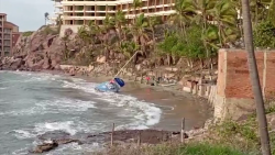 Rescatan a ocupantes de yate que encalló en Mazatlán
