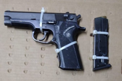 Detienen a 2 hombres, traían arma de fuego