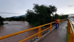 LLuvias dejan desbordamiento de arroyos e inundaciones