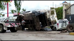 Camión de la basura cae encima de camioneta