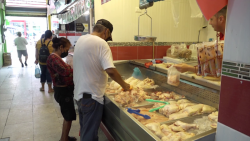 Por altos precios compran menos comida