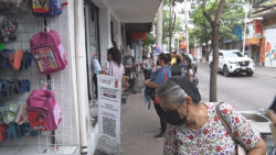 Largas filas para el canje de uniformes en Culiacán