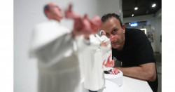 Escultura del papa Francisco tirando a un bebé causa polémica en México