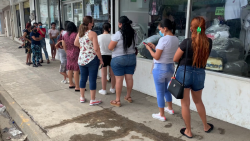 Madres de familia piden que se entreguen útiles y uniformes gratuitos con mayor antelación