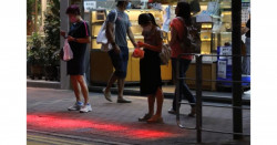 Luz roja en la calle para los "adictos" al celular que cruzan y los atropellan