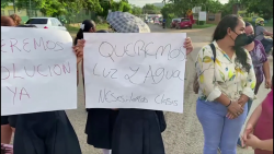 Por falta de luz, padres de familia de la Secundaria Jaime Torres Bodet se manifiestan