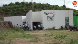Alumnos del CECYTE en Pradera Dorada estudian sin luz y sin  baños