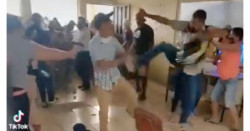 Padres de familia se pelean a sillazos en junta de inicio de curso (video)