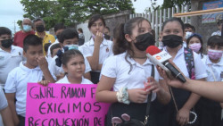 ¡Queremos luz! dicen estudiantes y padres de familia