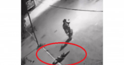 Graban a motociclistas cargando y soltando cadáver en calle de SLP (video)