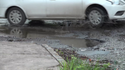 Fugas y varios baches en el fraccionamiento Estadio