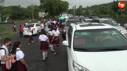 Toman secundaria y cierran carretera: Piden reconexión del transformador
