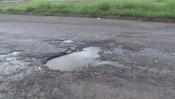 Desgaste del pavimento, la carga vehicular,  y  factor climático generan baches