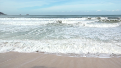Continúan las playas de Mazatlán cerradas por fuerte oleaje