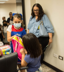 Familia Quintero se suma a la campaña "regreso a clases" con su generosa donación de mochilas y útiles escolares