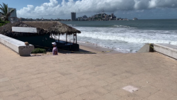 Personas ingresan a las playas pese a las restricciones por alto oleaje