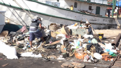 Acumulación de basura en muelles del "Parque Bonfil"