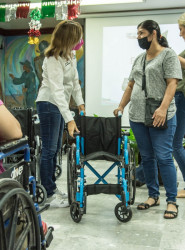 DIF Cajeme realiza entrega de sillas de ruedas a familiares vulnerables.