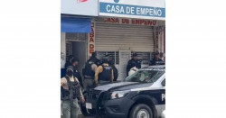 Lo amarraron desnudo en un techo por meterse con la mujer de otro