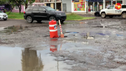 Llena de baches la avenida Delfín, a la altura de Infonavit Playas