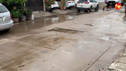Bache en medio de la calle Jorge Salazar en Dorados de Villa