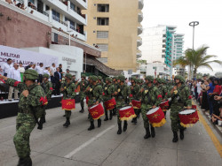 Mazatlecos y turistas disfrutan del desfile cívico-militar del 16 de Septiembre