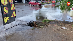 Registro destapado en banqueta de Avenida Revolución