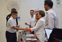 Cumple Gobierno de Sonora con becas para hijas e hijos de policías de Sonora: SSP