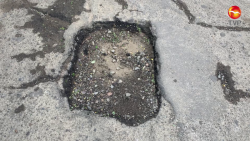 Bache en medio de la calle Justo Sierra en colonia Casa Blanca