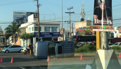 Se vuelca camioneta en Avenida Delfín de Mazatlán