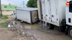 Camión de carga se estanca en baches de la Colonia Ramón F. Iturbe