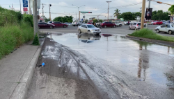 Fuerte fuga de aguas negras en avenida Santa Rosa