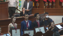 Entrega el Congreso el premio al Mérito Juvenil
