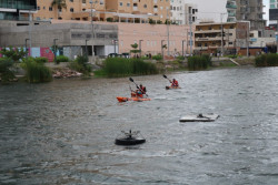 Realizan competencia de Kayaks en el Parque Central