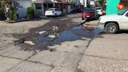 Invadida de baches se encuentra la calle Liebres del fraccionamiento los Portales de Mazatlán