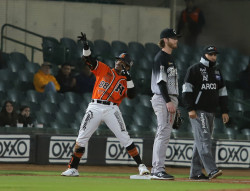 Naranjeros saca la escoba y barre a Tomateros