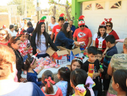 Gobierno Municipal y Sistema DIF entregan cenas navideñas a familias mazatlecas