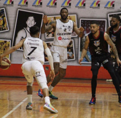 Caballeros divisio honores en la serie ante Ostioneros