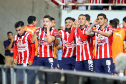 Gana Chivas y mantiene el Liderato de la Liga MX