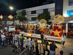 Llega el brillo de la Navidad a Culiacán con su desfile