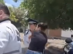 Se arma el pleito entre mujeres una es elemento de tránsito
