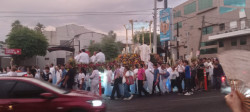 Peregrinan católicos por la celebración de Corpus Christi