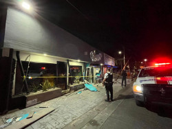 Conductor de un Spark se impacta en restaurante en la Guadalupe