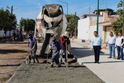 El Alcalde de Navolato supervisa obras de pavimentación y alumbrado