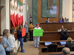 Se encadena Yessenia Rojo en el Congreso