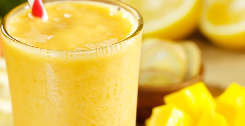 Como prepara smoothie de mango, plátano y piña
