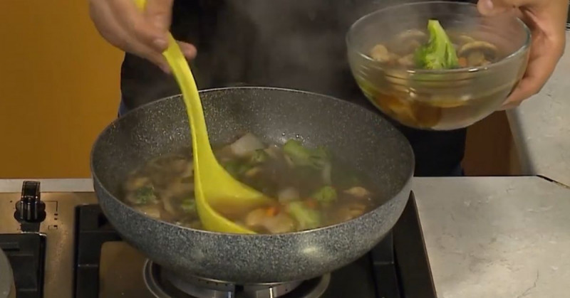 Consiente a tu familia con esta sopa de pollo y champiñón estilo chino