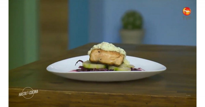 Quedarás fascinado con este salmón en salsa tártara (video receta)