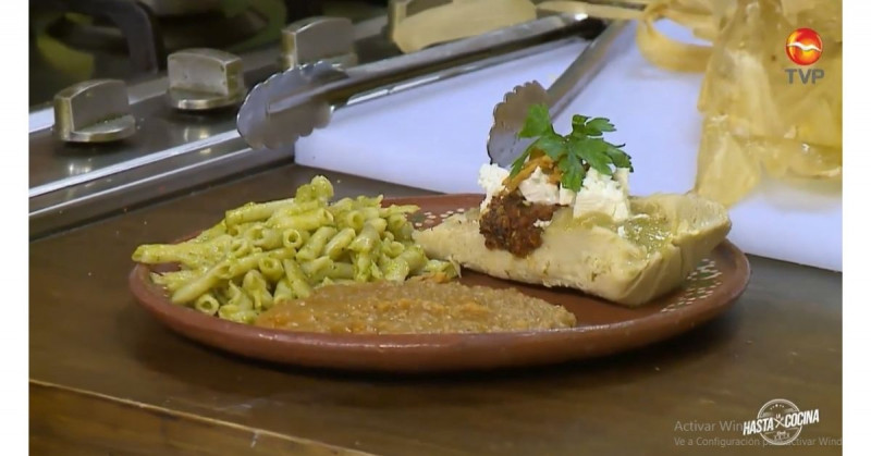 Prepara unos deliciosos y muy mexicanos tamales de pollo en salsa verde (video receta)